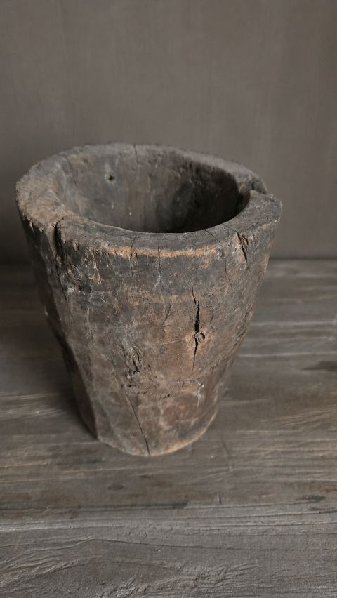 Oude houten kom met handvat, detail 3
