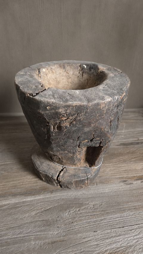 Oude houten vijzelpot, detail 3