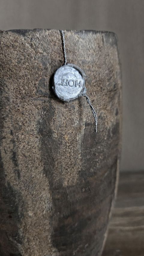 Hoge oude houten pot, detail 2
