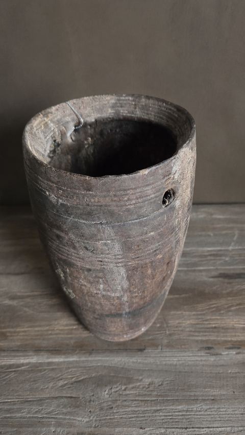 Hoge oude houten pot, detail 3