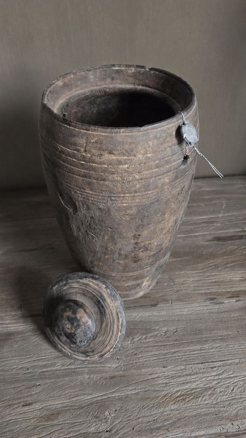 Hoge oude houten pot met deksel, detail 2
