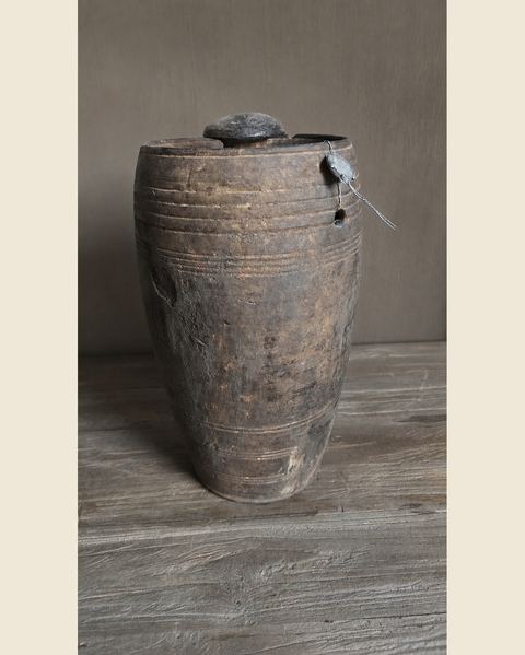 Hoge oude houten pot met deksel, Hoffz, bij Mahieu&Merckx