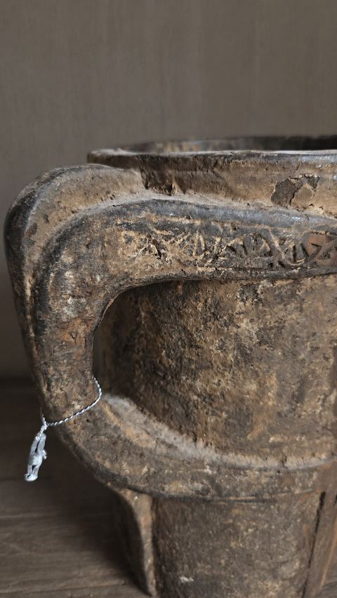 Hoge houten kom met handvat, detail 2