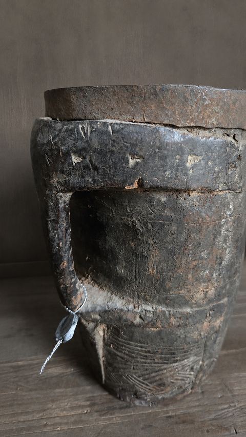 Oude houten pot met handvat, detail 2