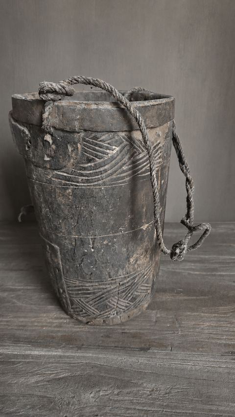 Oude houten pot met handvat, detail 3