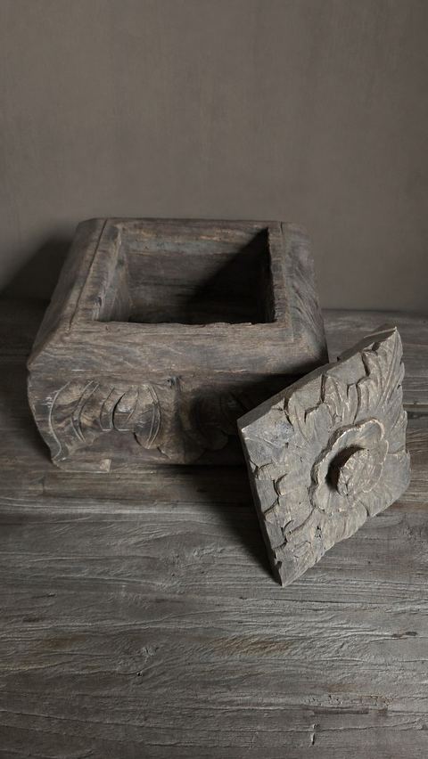 Oude handgesneden houten opbergdoos, detail 2