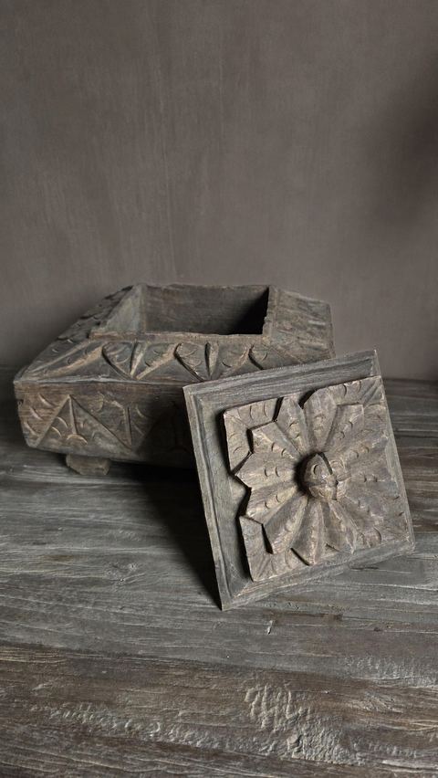 Oude handgesneden houten opbergdoos, detail 2