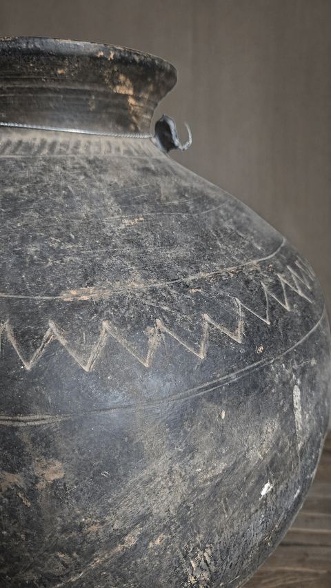 Oude aardewerken kruik met ingekerfd patroon, detail 2