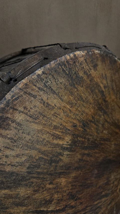 Authentieke Nepalese drum met houtsnijwerk, detail 3