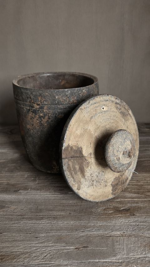 Authentieke oude pot met deksel, detail 2