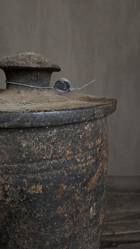 Authentieke oude pot met deksel, detail 3