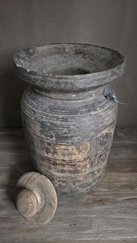Authentieke oude houten kruik met deksel, detail 3
