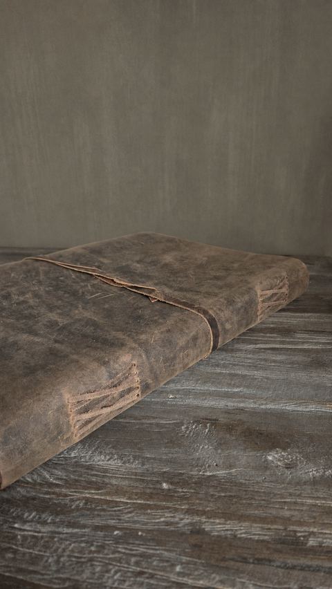 Lederen notitieboek, detail 2