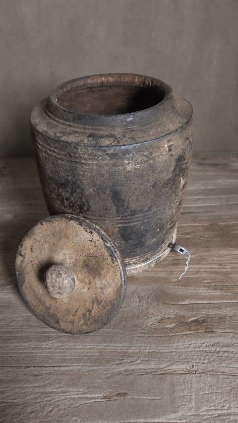 Oude houten pot met deksel, detail 2