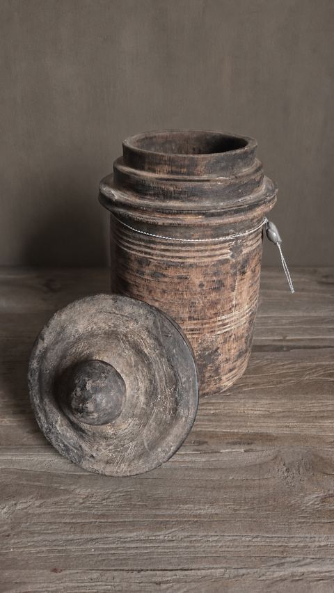 Oude geribbelde houten pot met deksel, detail 2