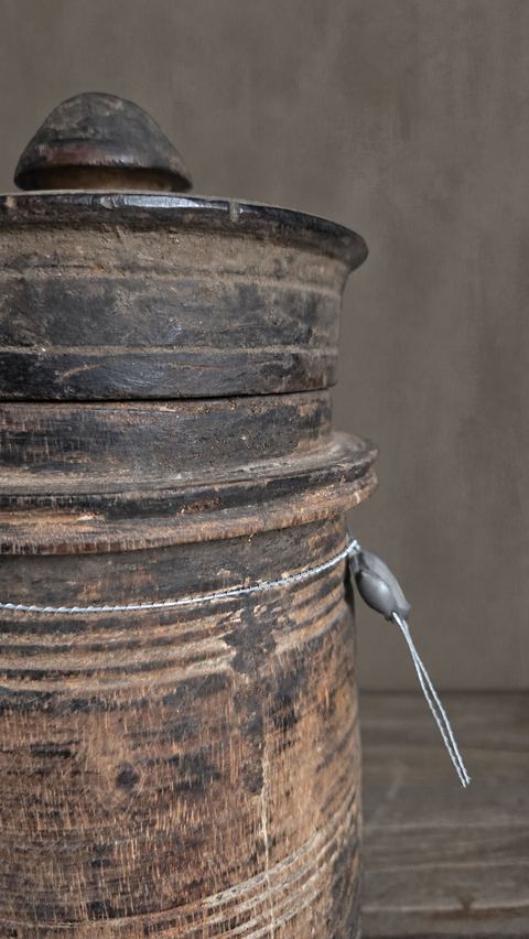 Oude geribbelde houten pot met deksel, detail 3