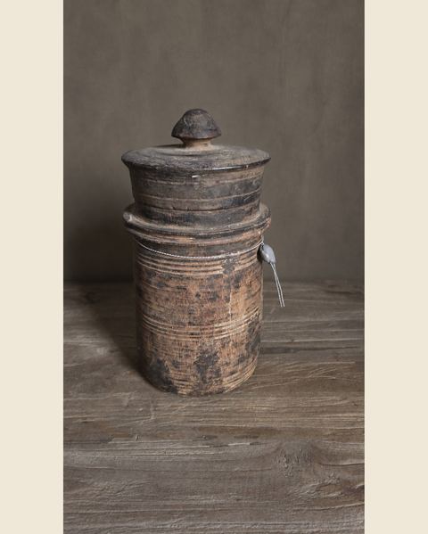 Oude geribbelde houten pot met deksel, Hoffz, bij Mahieu&Merckx