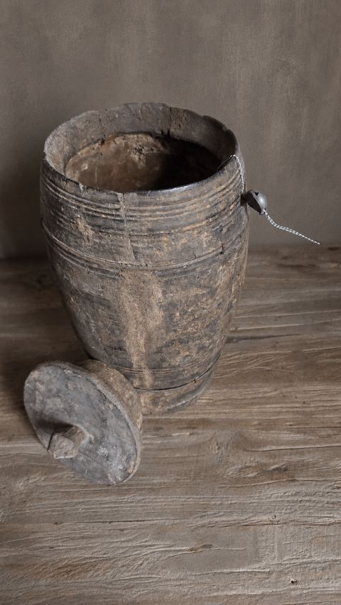 Oude hoge houten pot met deksel, detail 2