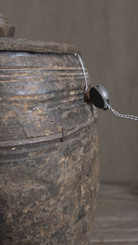 Oude hoge houten pot met deksel, detail 3