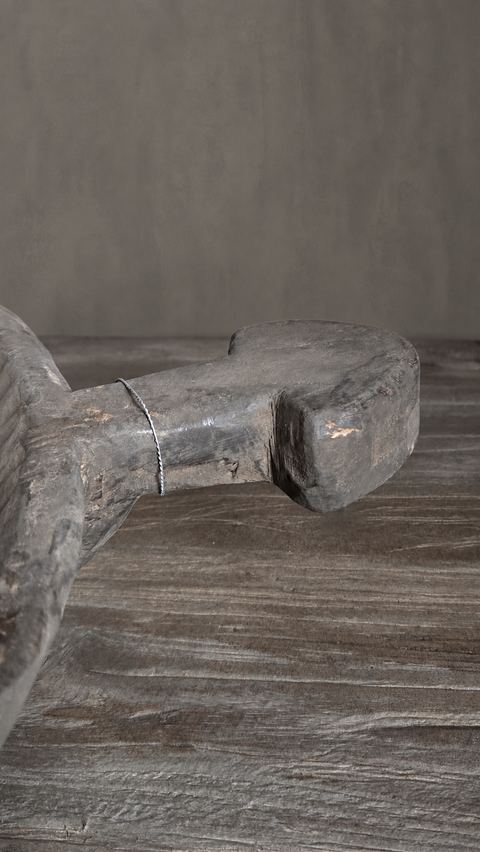 Grote oude houten schaal met handvat, detail 3