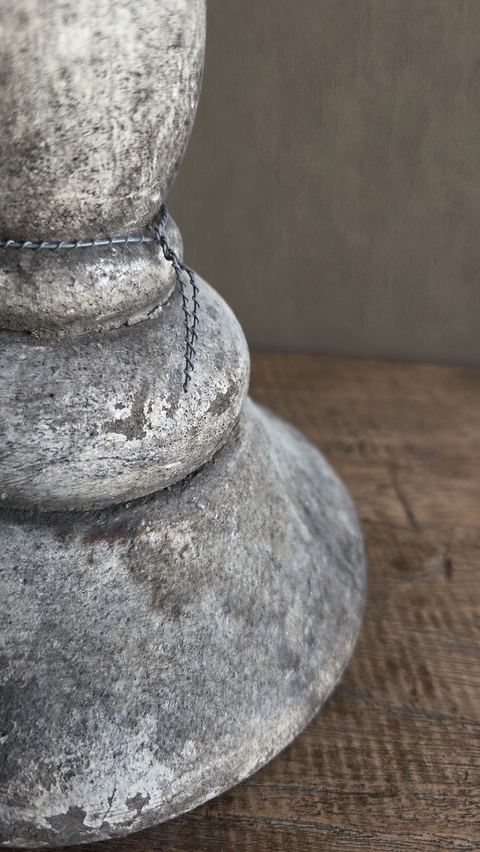 Doorleefde houten kandelaar, detail 2