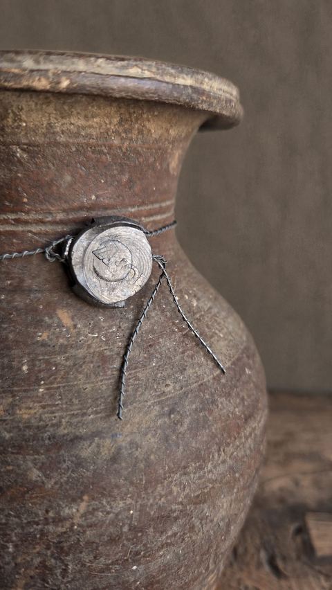 Oud aardewerken kruikje met tuit, detail 2
