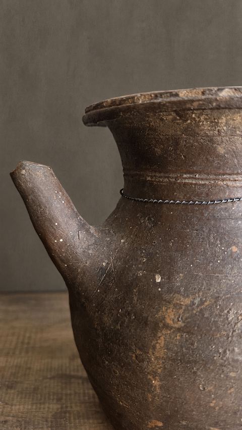 Oud aardewerken kruikje met tuit, detail 3