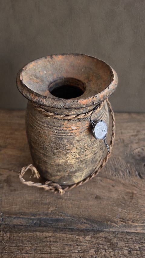 Oude houten draagpot met touw, detail 2