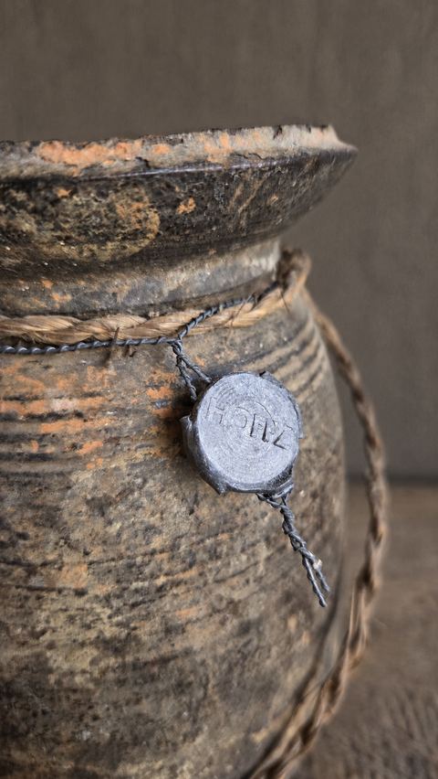 Oude houten draagpot met touw, detail 3