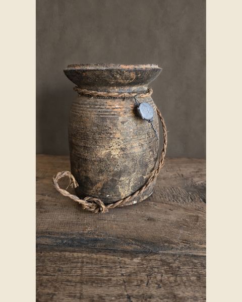 Oude houten draagpot met touw, Hoffz, bij Mahieu&Merckx