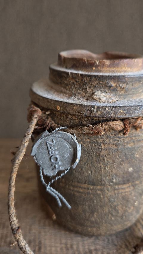 Klein oud houten potje met touw, detail 2