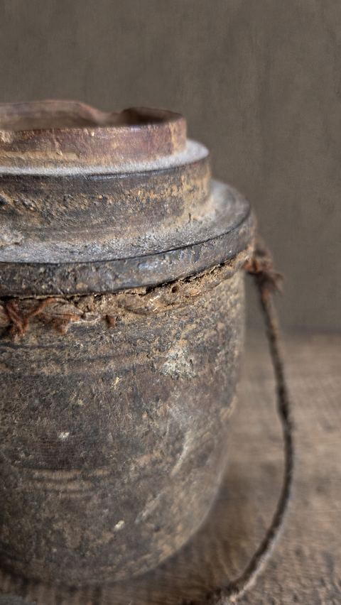 Klein oud houten potje met touw, detail 3