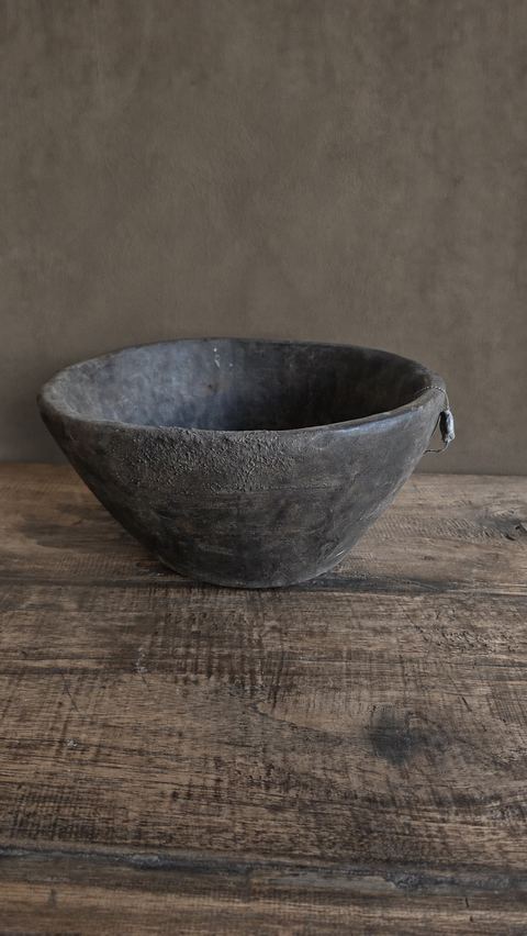 Oude diepe houten schaal, detail 2