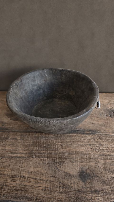 Oude diepe houten schaal, detail 3