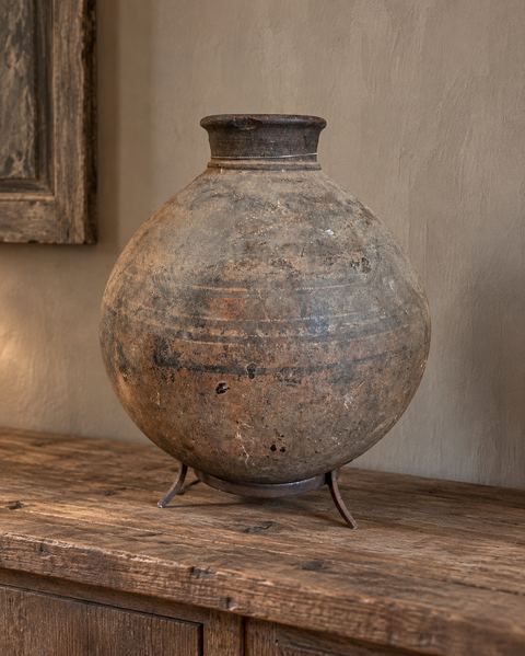 Oude aardewerken bolkruik op metalen voet, detail 4