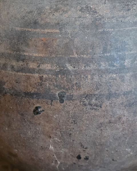 Oude aardewerken bolkruik op metalen voet, detail 5