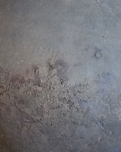 Oude aardewerken bolkruik op metalen voet, detail 5