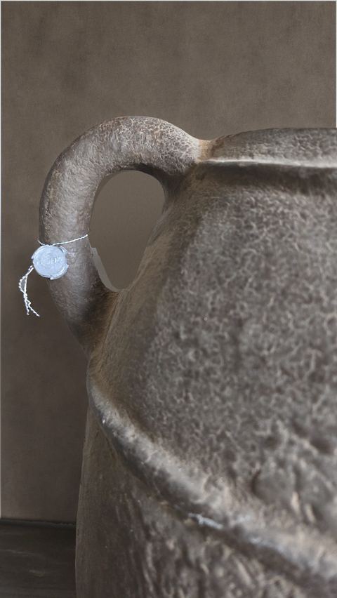 Oude kruik met oren op standaard, detail 3