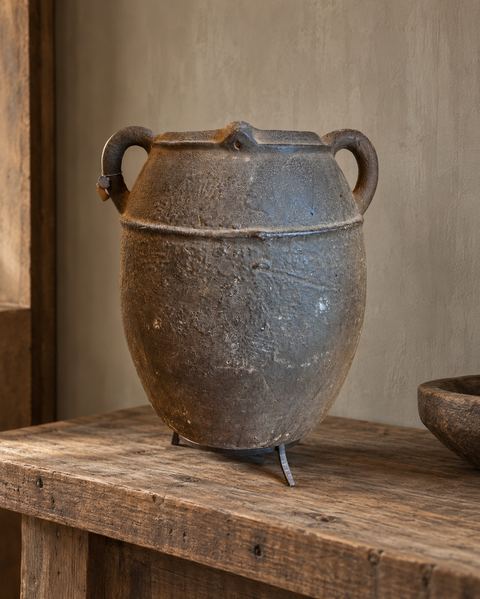Oude kruik met oren op standaard, detail 4