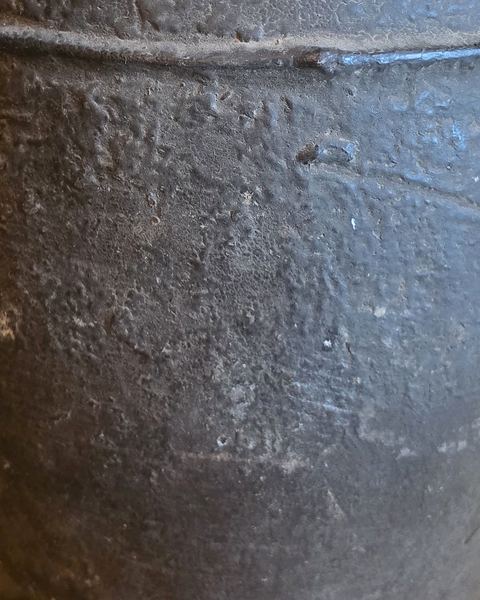 Oude kruik met oren op standaard, detail 5