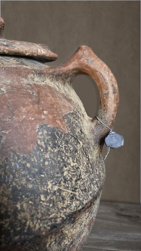 Oude kruik met deksel en oren op standaard, detail 3