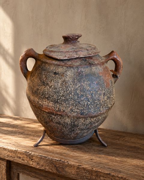 Oude kruik met deksel en oren op standaard, detail 4