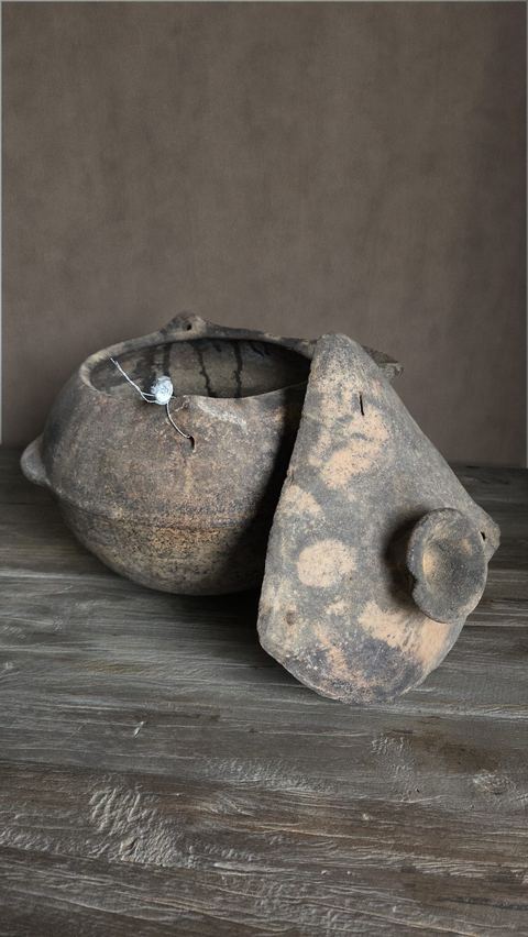 Oude ronde pot met deksel, detail 2