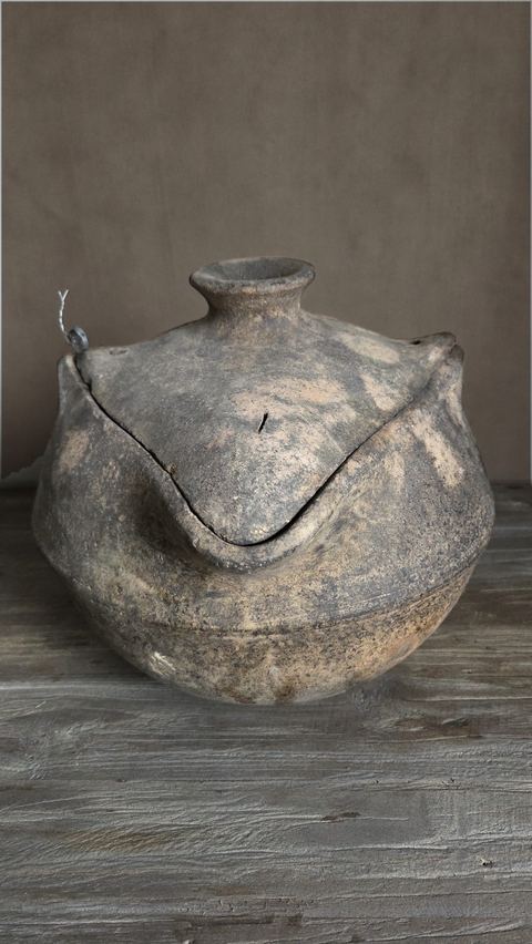 Oude ronde pot met deksel, detail 3