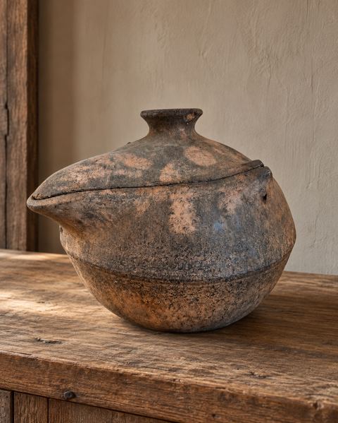 Oude ronde pot met deksel, detail 4