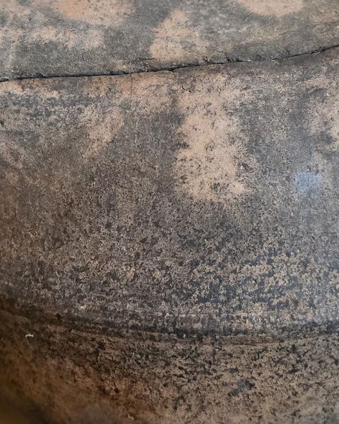 Oude ronde pot met deksel, detail 5