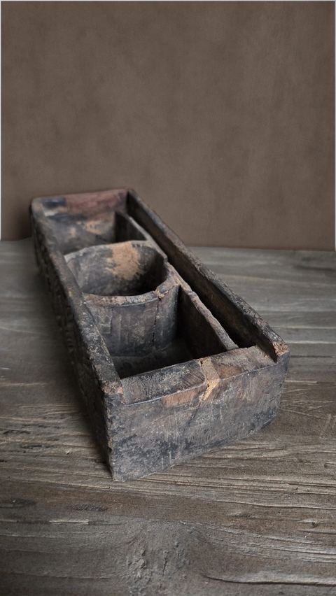 Oude houten opbergbak met houtsnijwerk, detail 2