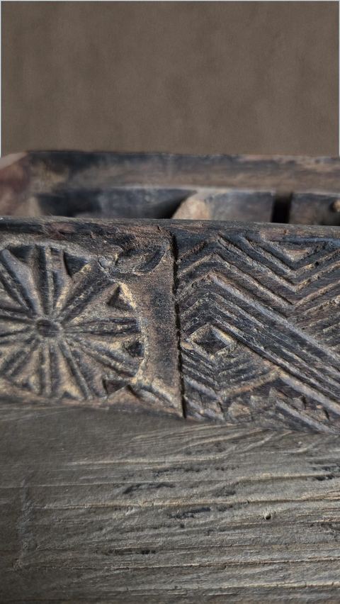 Oude houten opbergbak met houtsnijwerk, detail 3