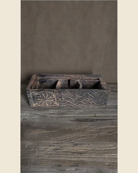 Oude houten opbergbak met houtsnijwerk, Hoffz, bij Mahieu&Merckx
