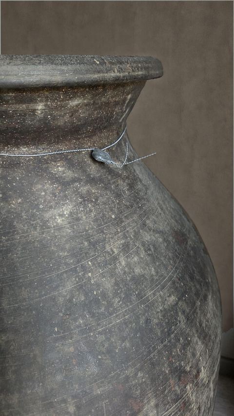 Grote oude aardewerken vloerkruik op metalen voet, detail 3